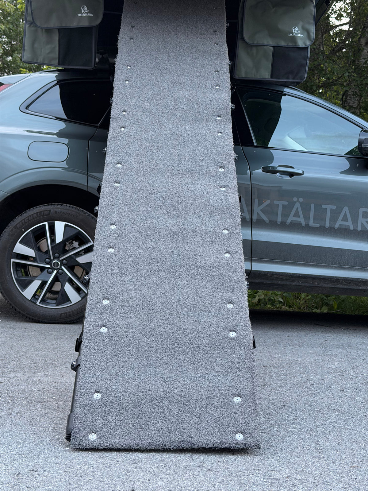 Sata ramppia kattoteltoille